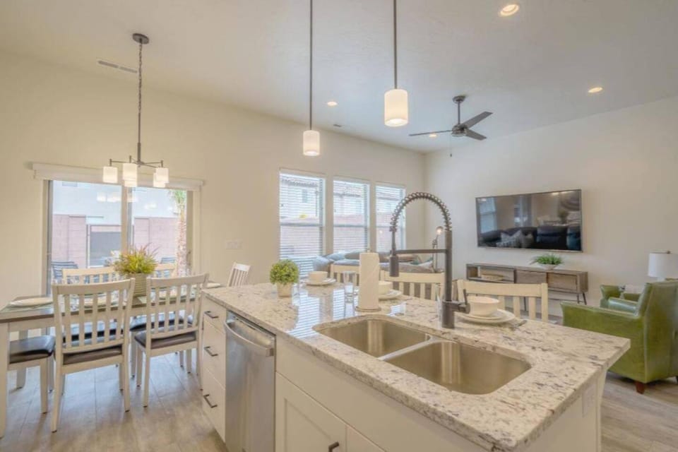 Kitchen or kitchenette, Dining area, pet friendly