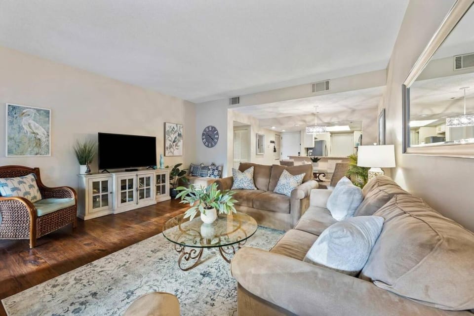 Marina View Retreat at Shelter Cove Walk to Dining & Shops Villa in Hilton Head Island