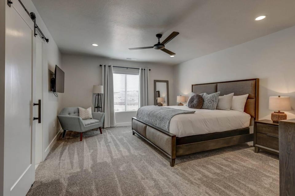 Bed, Photo of the whole room, Bedroom