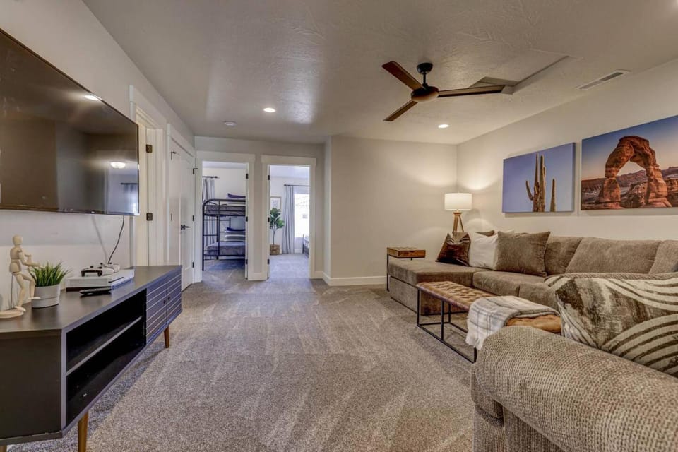 Golden Gem of St George - Pool, Private HotTub, Fire Pit House in Washington