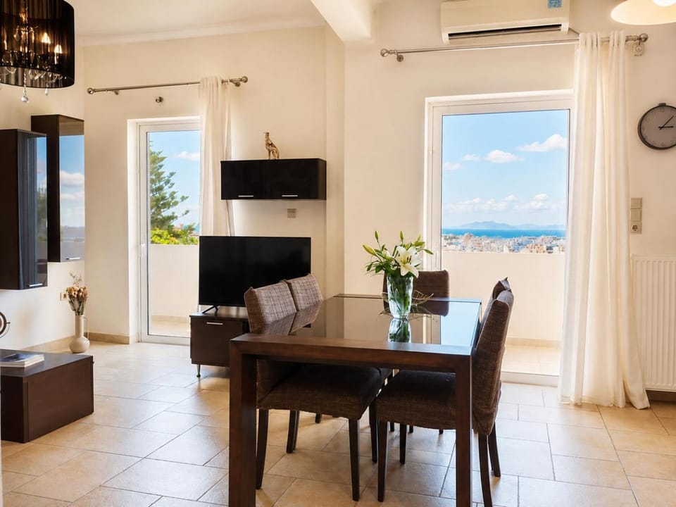 Communal lounge/ TV room, Natural landscape, TV and multimedia, Living room, Seating area, Dining area, Evening entertainment, Mountain view, Sea view, Sunset