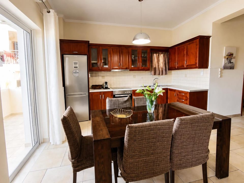 Kitchen or kitchenette, Dining area, oven, stove