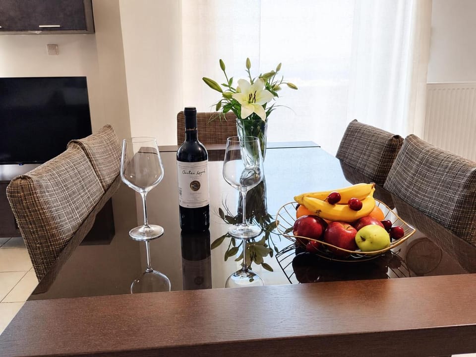 TV and multimedia, Food and drinks, Seating area, Dining area