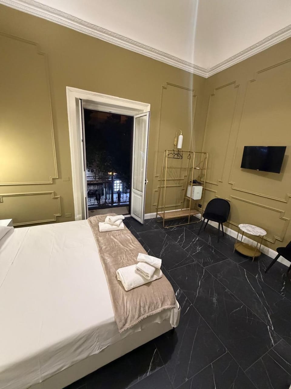 Bed, TV and multimedia, Photo of the whole room, Bedroom
