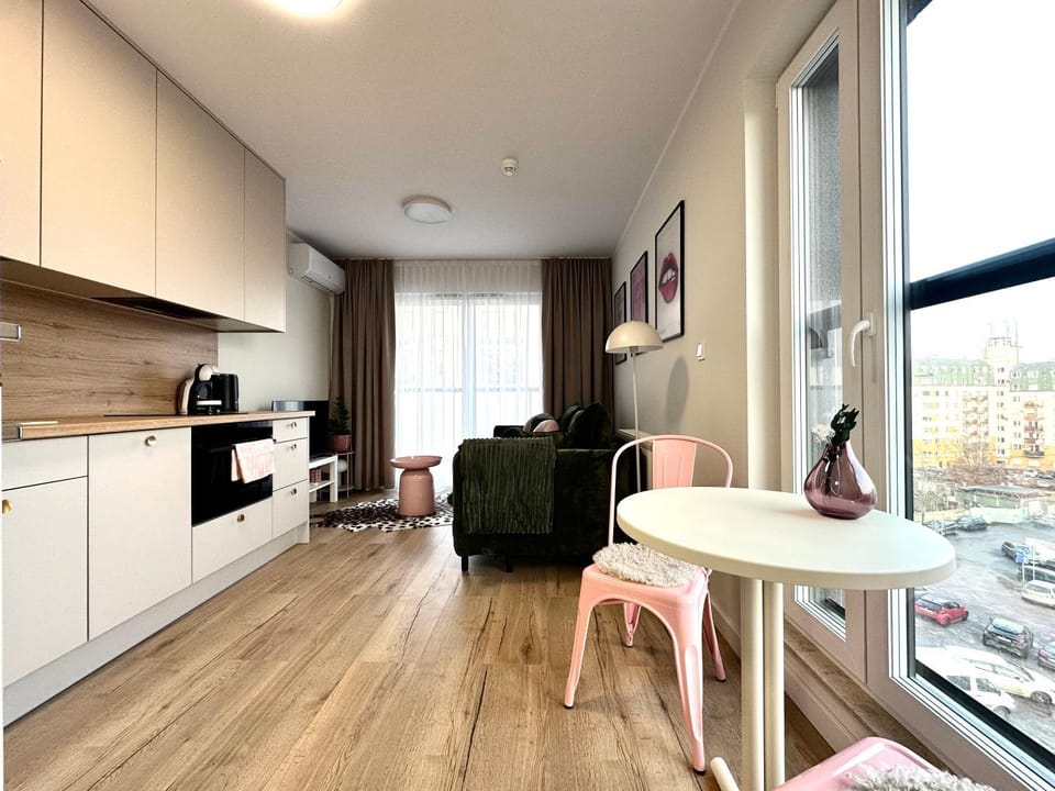 Madalińskiego 23 - Parking & Balcony & Lift - 700m Main Station Apartment in Wroclaw