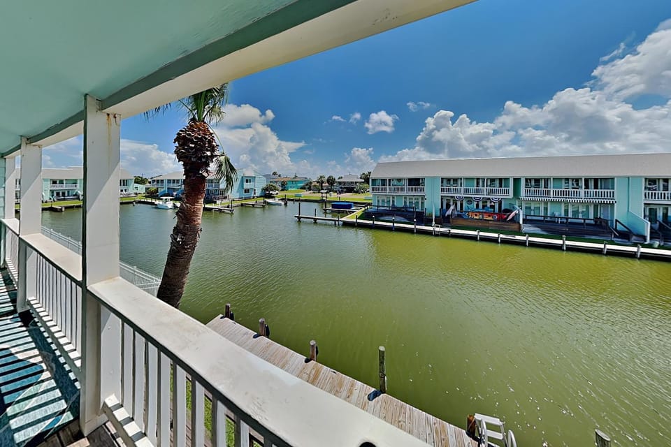 Property building, Facade/entrance, Neighbourhood, Balcony/Terrace, River view