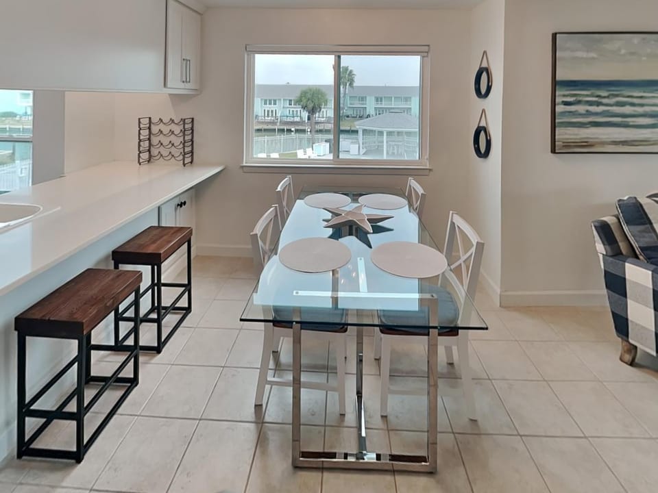 View (from property/room), Kitchen or kitchenette, Dining area