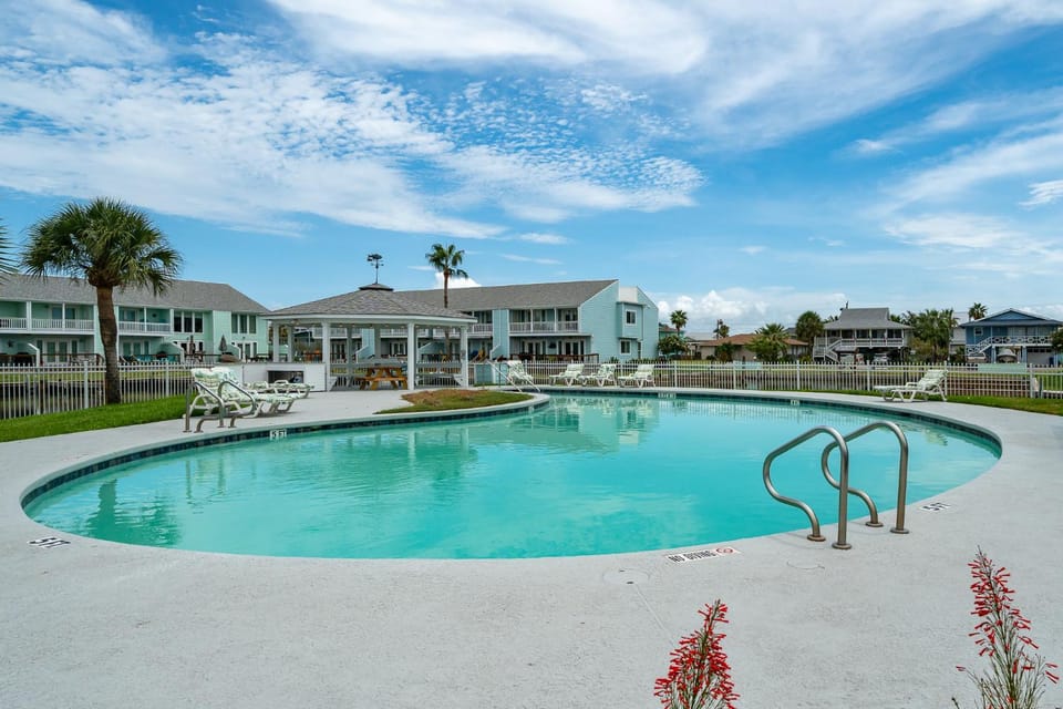 Pool Side Apartment in Rockport