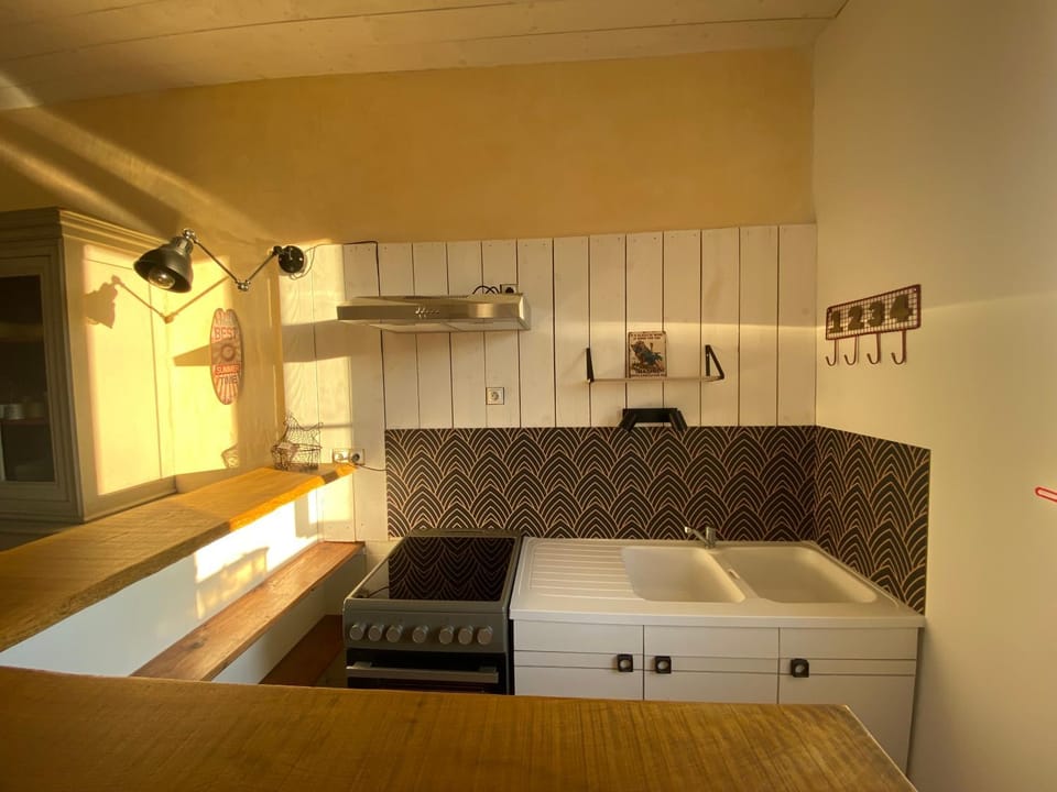 Kitchen or kitchenette