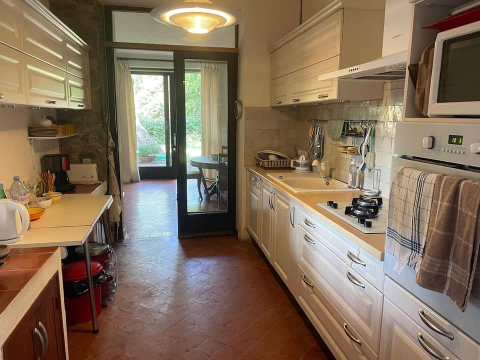 Coffee/tea facilities, Kitchen or kitchenette, oven