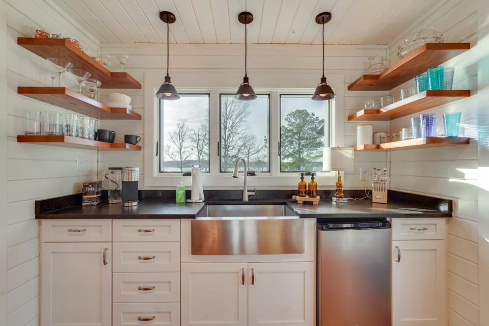 Dock & Serene Views, Lakefront Home in Chappells House in Lake Greenwood