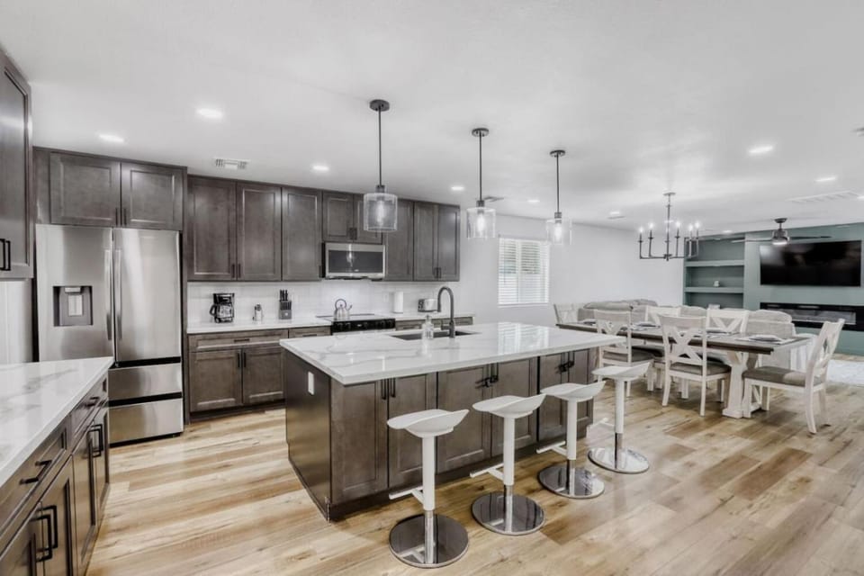 4BR Mesa Basecamp, Mins to Cubs Spring Training House in Mesa