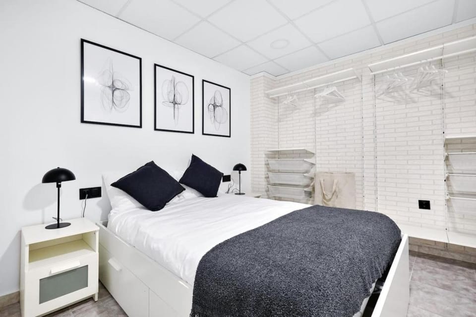 Modern Coastal Apartment Newly Renovated WiFi A.C Apartment in Torrevieja