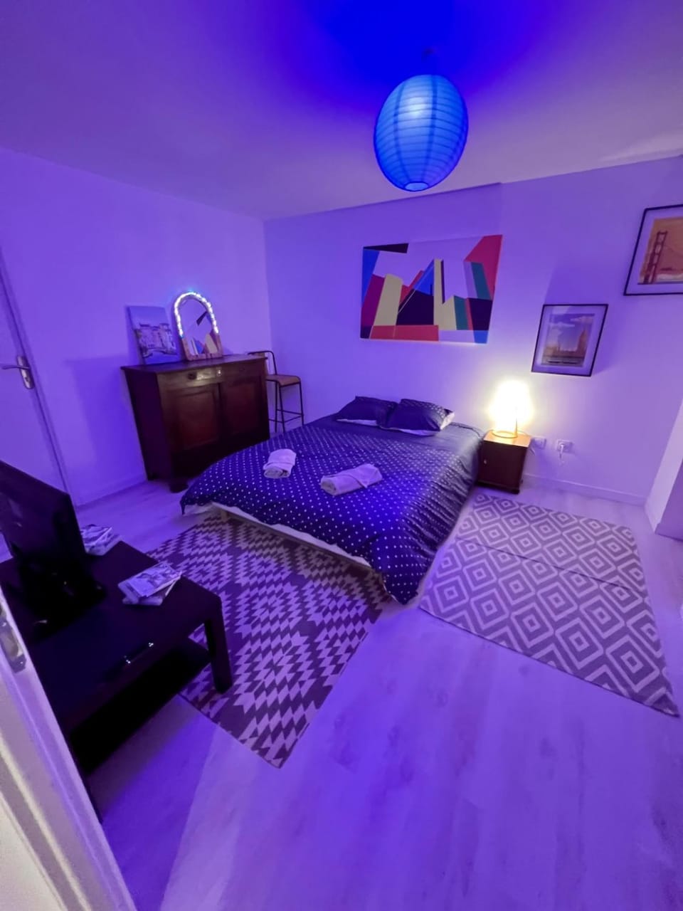 Bed, TV and multimedia, Photo of the whole room, Bedroom