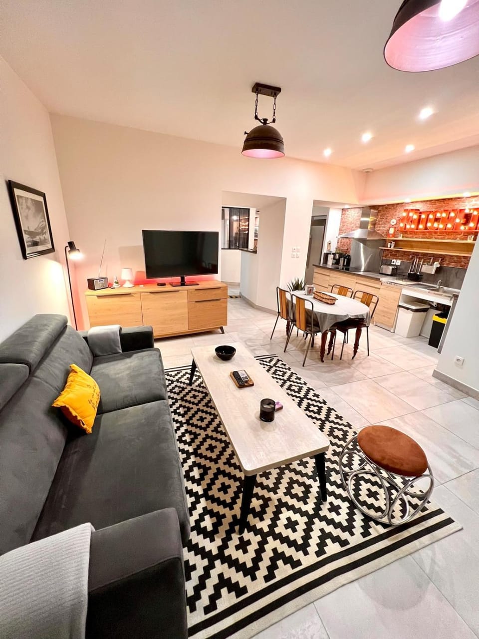 TV and multimedia, Kitchen or kitchenette, Living room, Dining area