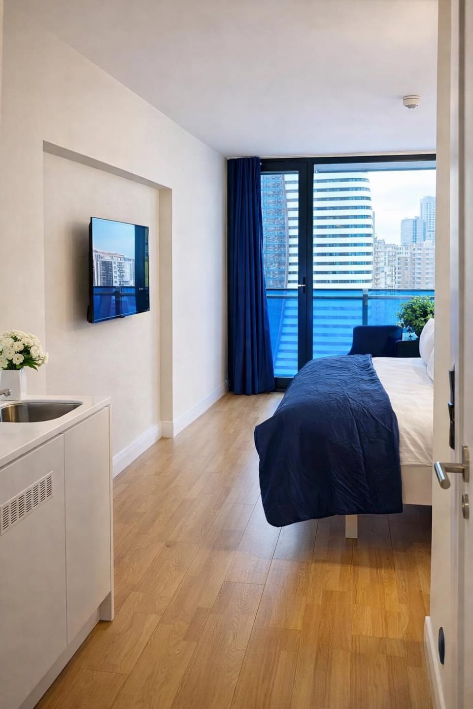 Bed, TV and multimedia, Living room, Photo of the whole room, Bedroom