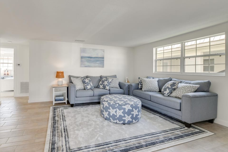 Private Beach Retreat on Siesta Key! Bright Villa Villa in Siesta Beach
