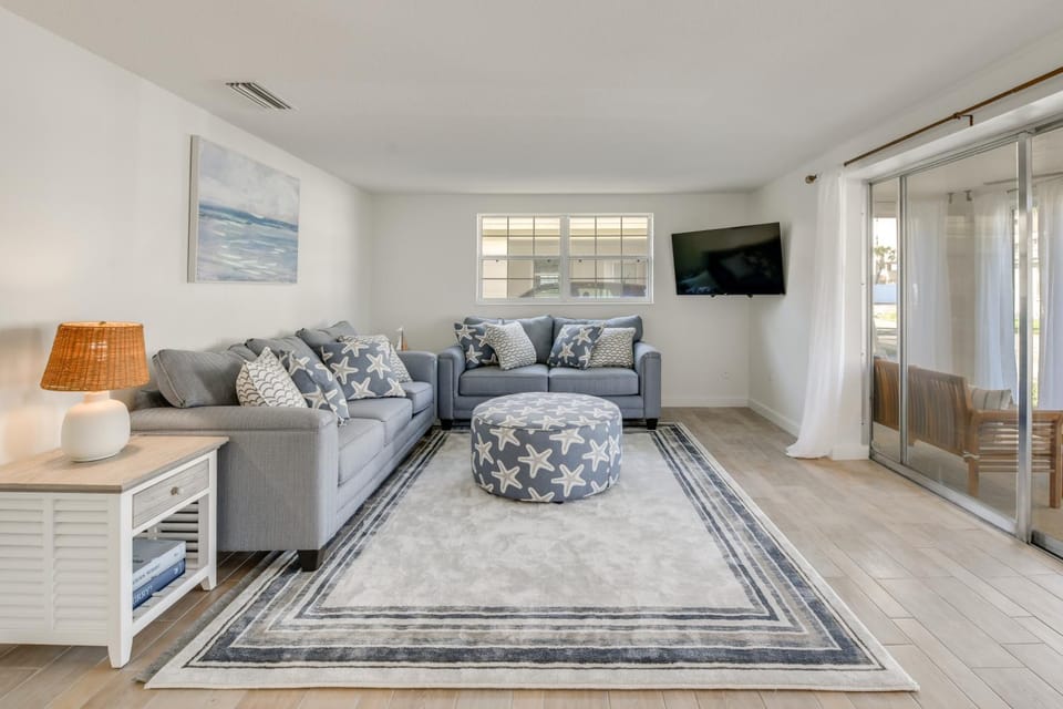 Private Beach Retreat on Siesta Key! Bright Villa Villa in Siesta Beach