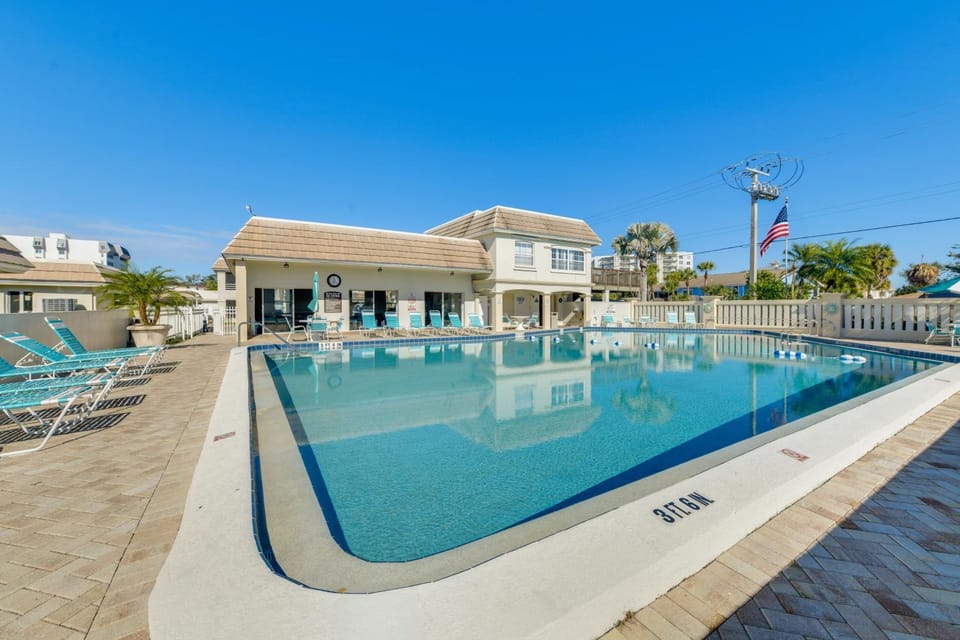 Private Beach Retreat on Siesta Key! Bright Villa Villa in Siesta Beach