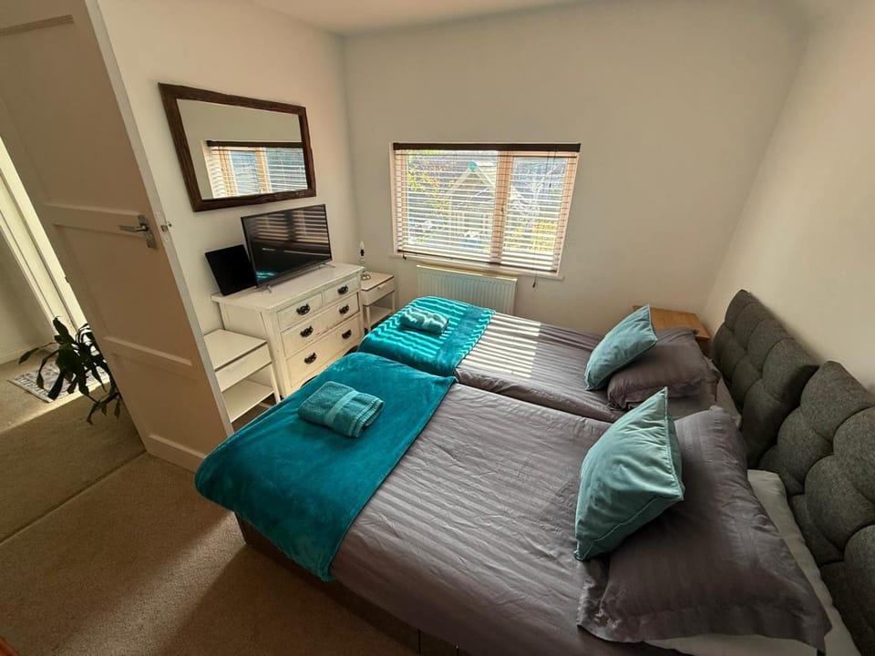 Bed, TV and multimedia, Bedroom, towels
