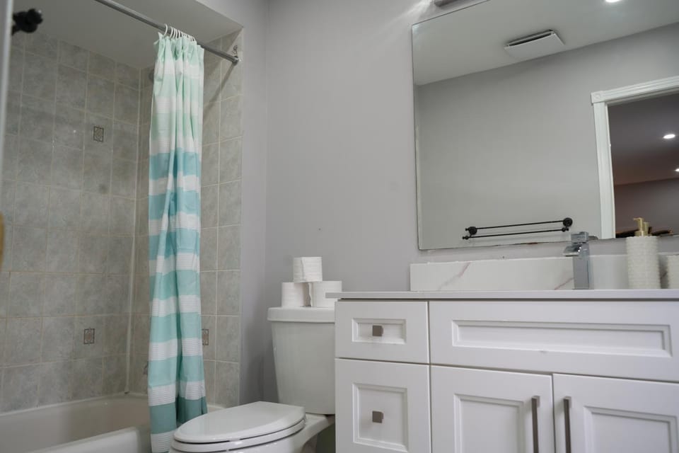 Large Family Favorite Spacious 6-Bedroom Home House in Halton Hills