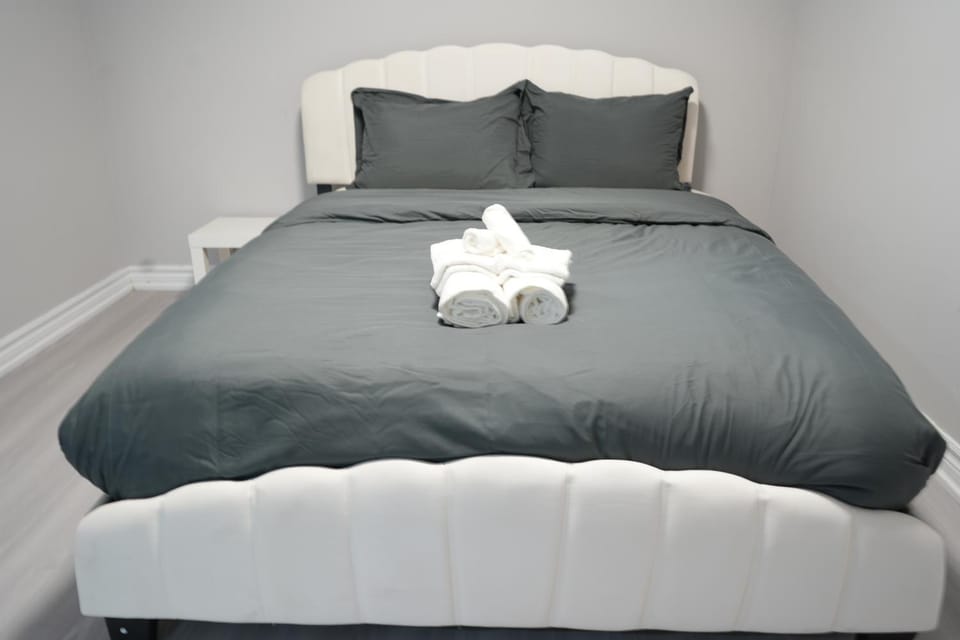 Large Family Favorite Spacious 6-Bedroom Home House in Halton Hills