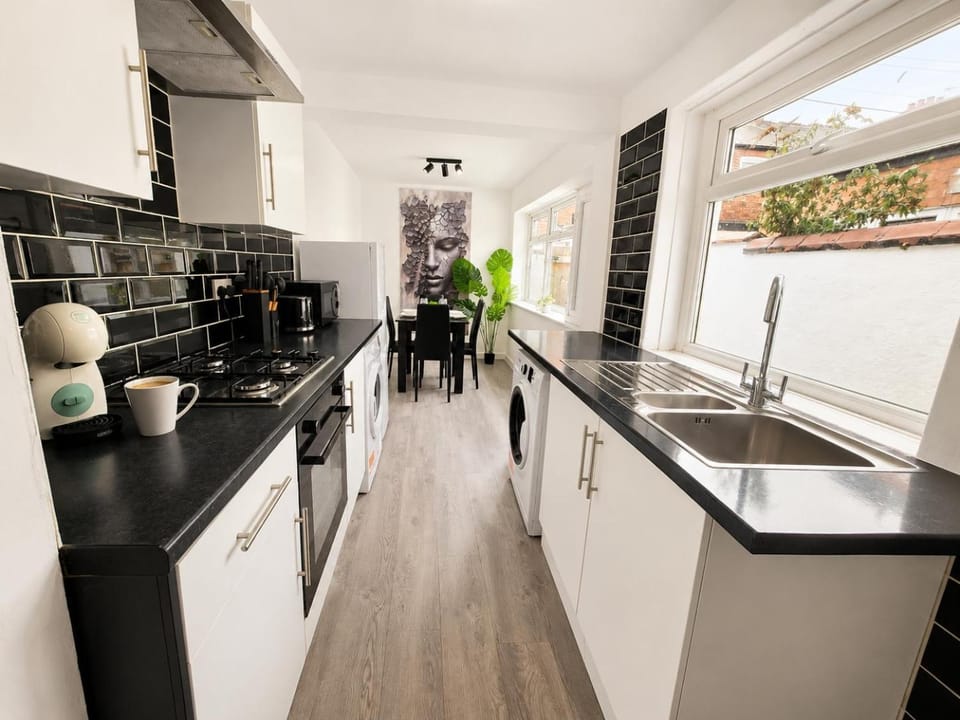 Kitchen or kitchenette, Dining area, oven, stove