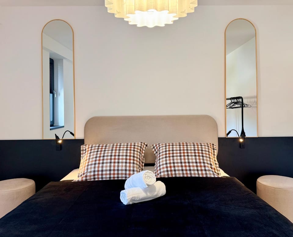 Bed, Bedroom, towels