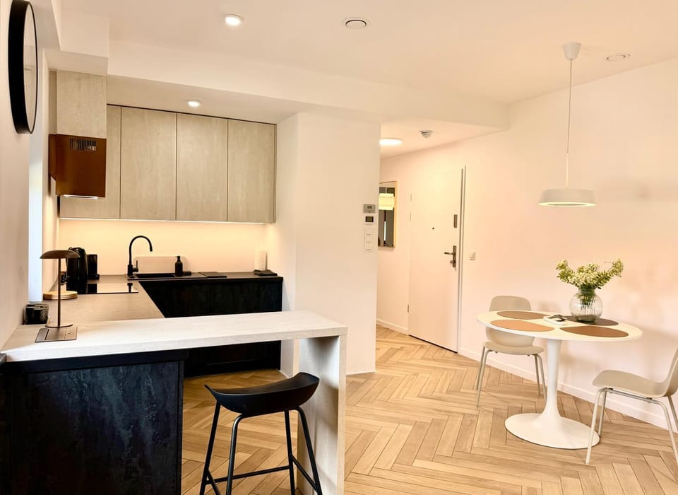 Coffee/tea facilities, Kitchen or kitchenette, Dining area, stove