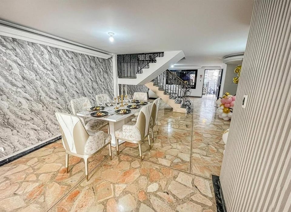 Alojamiento en Medellín con piscina y jacuzzi privados - VIC by Lets Go House in Medellin