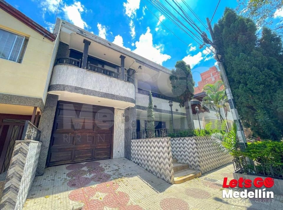 Alojamiento en Medellín con piscina y jacuzzi privados - VIC by Lets Go House in Medellin