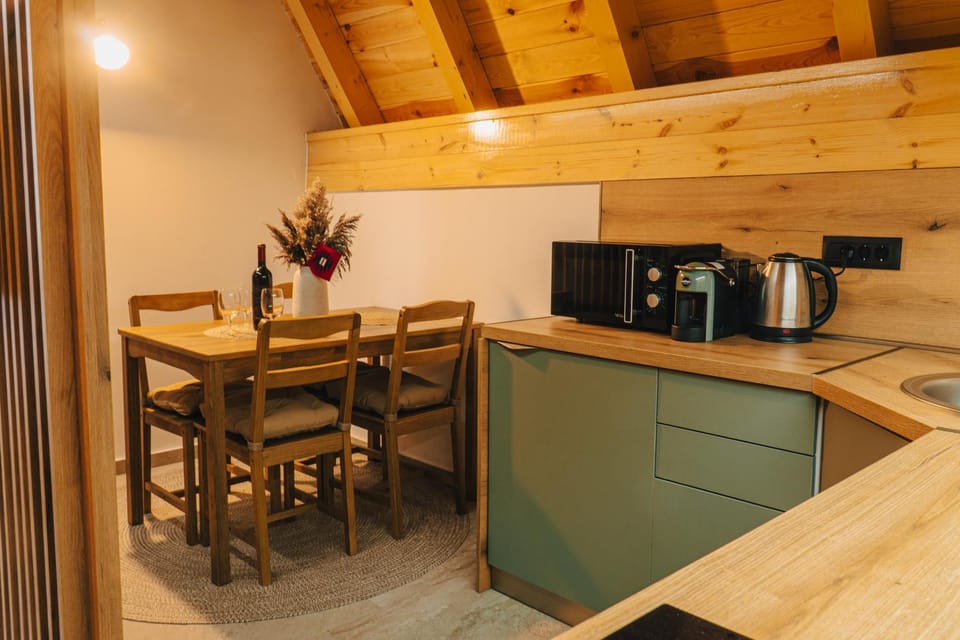 Kitchen or kitchenette, Dining area