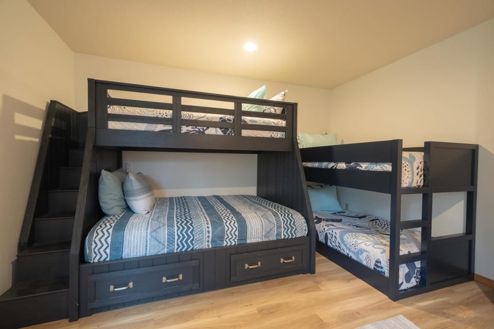 Bedroom, bunk bed