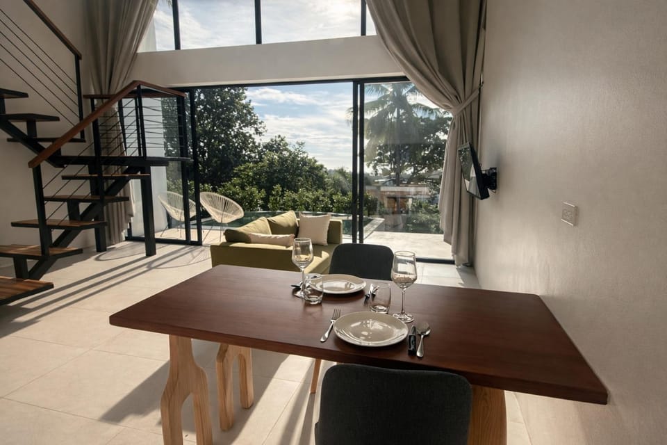 Dining area, Pool view