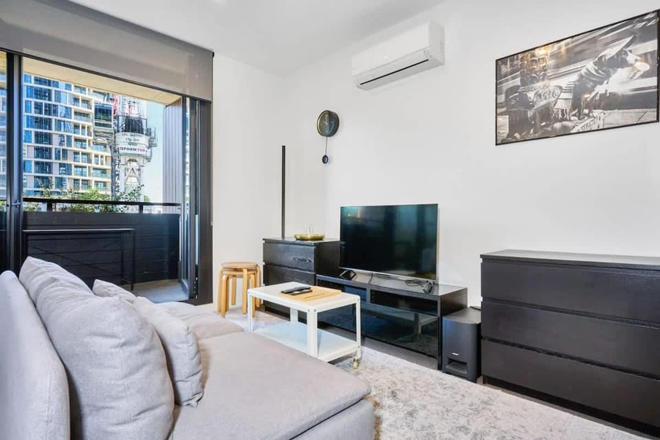 Elegant Fulton Lane Apartment near QueenVic Market Apartment in Melbourne