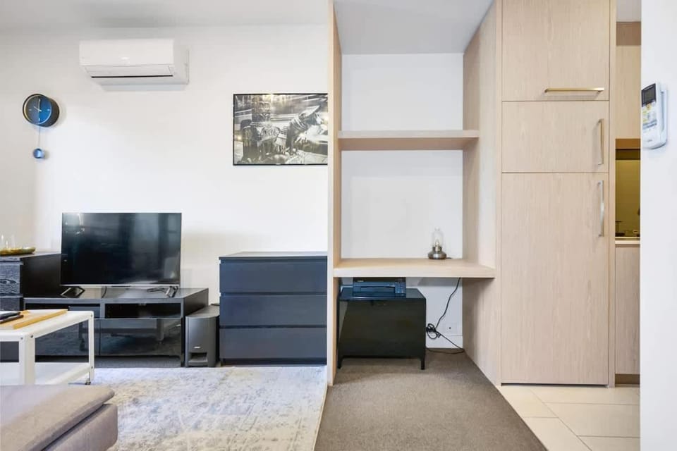 Elegant Fulton Lane Apartment near QueenVic Market Apartment in Melbourne