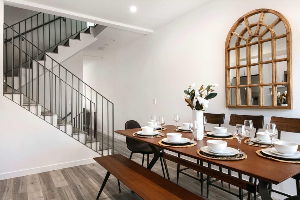 Upscale 4BR Townhouse Sleeps 8 with Fast WiFi House in Los Angeles