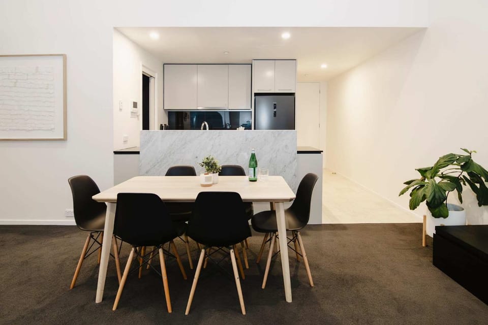 Modern Melbourne Apt with Parking - New Listing Apartment in Melbourne