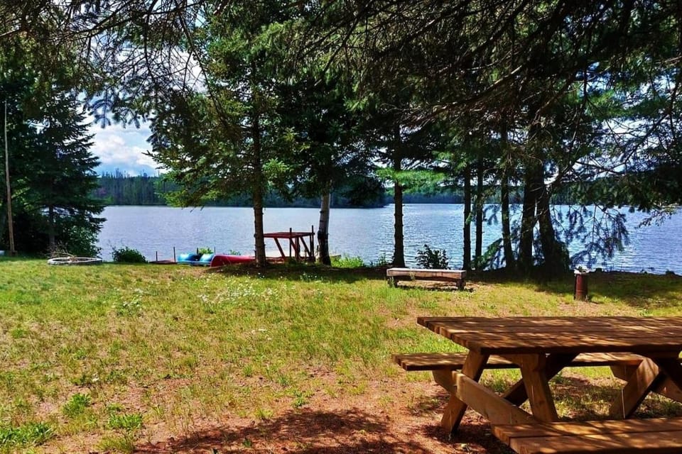 Amazing Lakefront cottage on Paradise Lake House in Dysart and Others