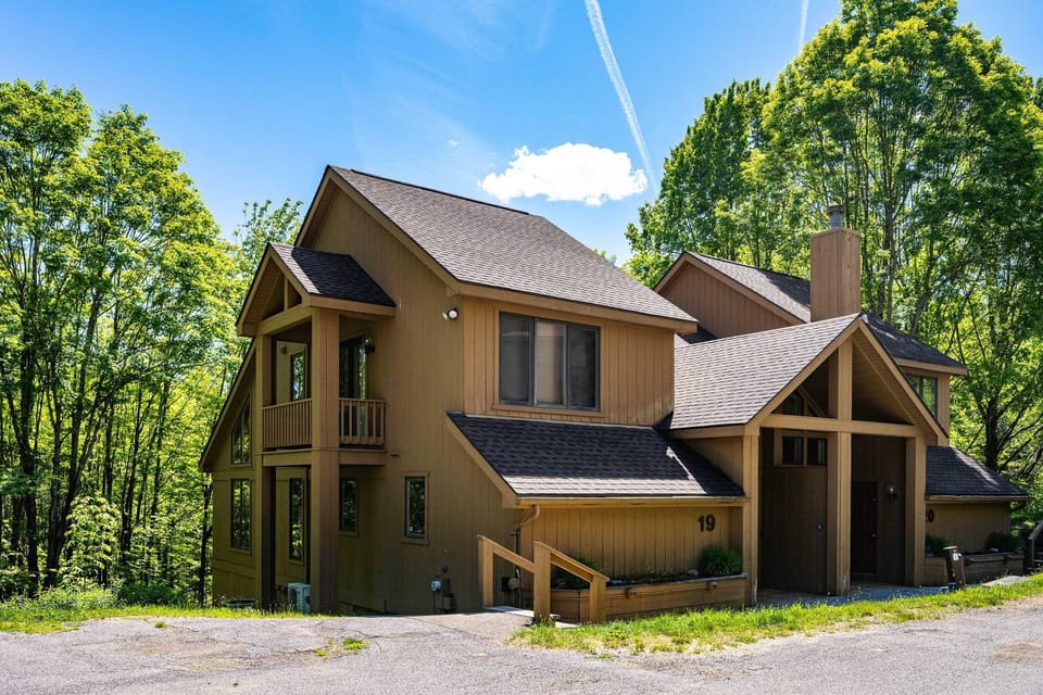 Ski-In Ski-Out SnowPine Village Townhouse House in Cattaraugus
