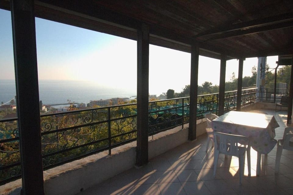VILLA LETIZIA, posteggio privato e terrazza panoramica House in Liguria
