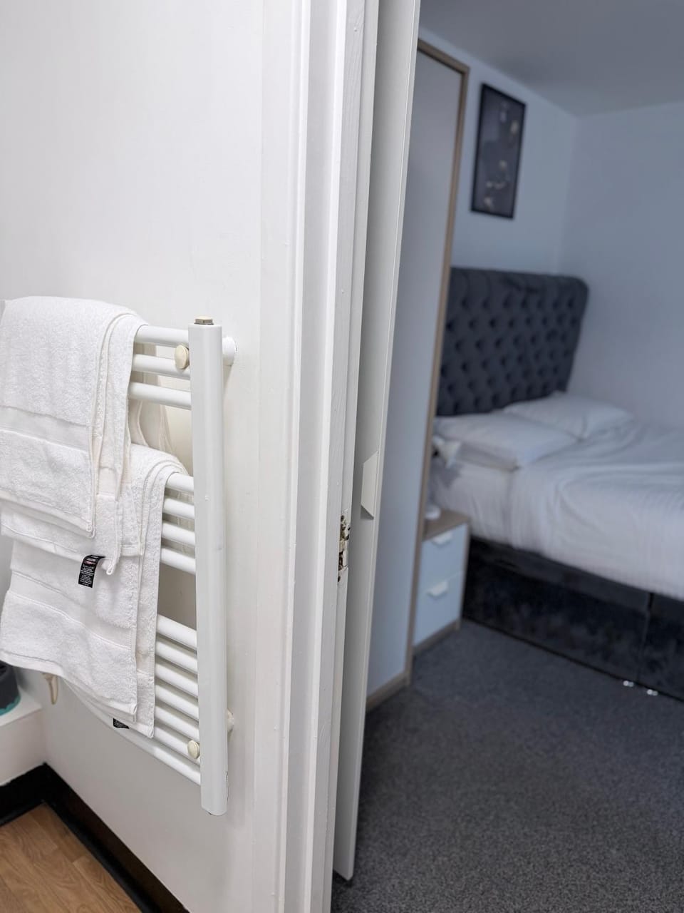 En-suite room in a shared flat, 5 minutes walk to Tyne and Wear Metro Vacation rental in South Shields