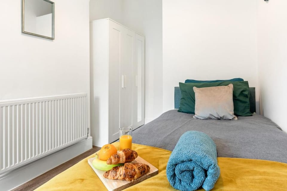 Contractor Friendly 5 Bed Free Parking & WiFi Apartment in Newcastle-under-Lyme