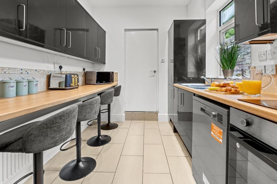 Contractor Friendly 5 Bed Free Parking & WiFi Apartment in Newcastle-under-Lyme