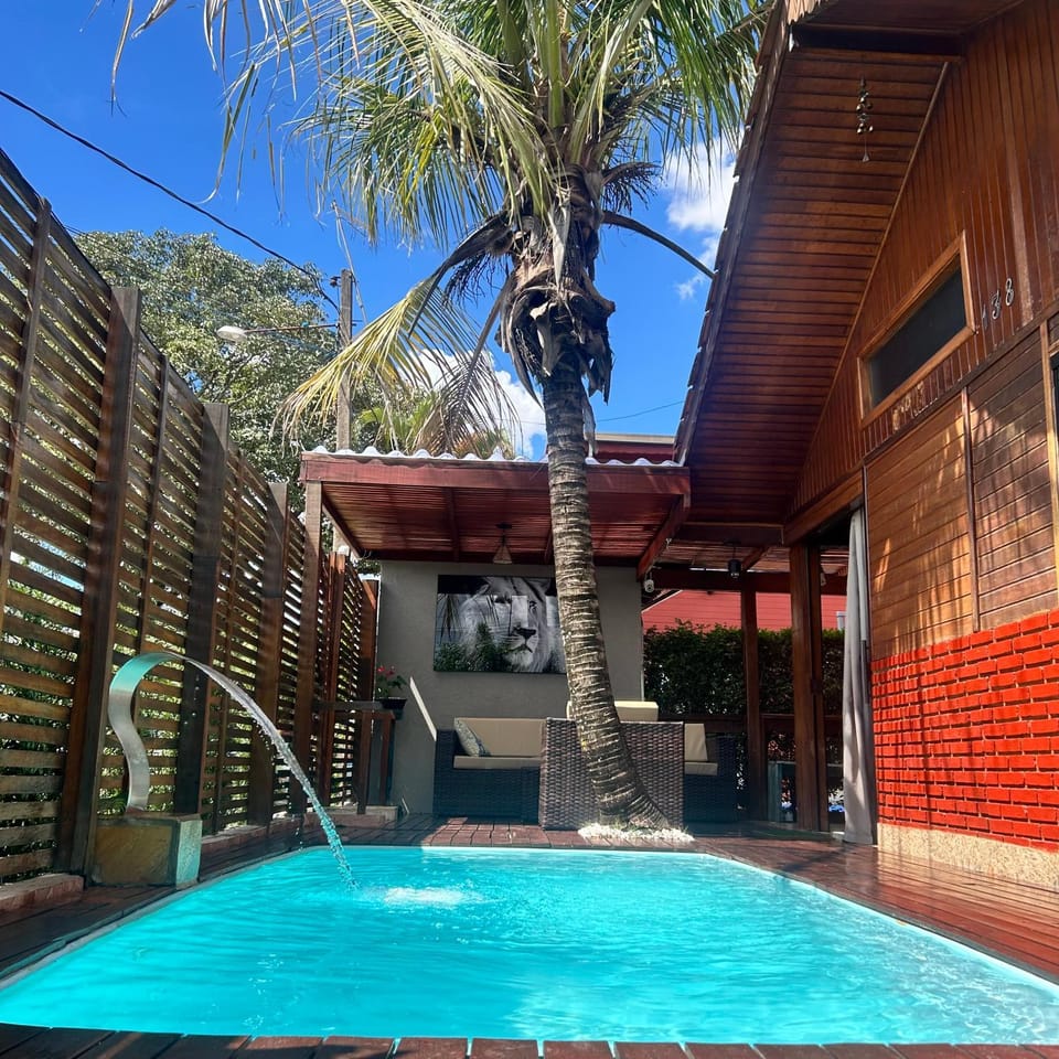 Chalé com PISCINA Privativa, com 2 QUARTOS, ESTACIONAMENTO em Condomínio com PORTARIA 24h, Sauna, Quadras, 3 PISCINAS no condomínio, Pesca e Parquinho Infantil - SmarTV na sala de estar, TV na área CHURRASQUEIRA, Wi-Fi e Cozinha Completa Chalet in Atibaia