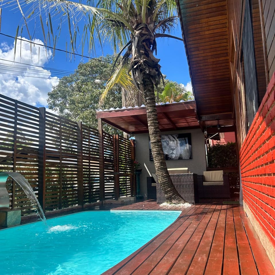 Chalé com PISCINA Privativa, com 2 QUARTOS, ESTACIONAMENTO em Condomínio com PORTARIA 24h, Sauna, Quadras, 3 PISCINAS no condomínio, Pesca e Parquinho Infantil - SmarTV na sala de estar, TV na área CHURRASQUEIRA, Wi-Fi e Cozinha Completa Chalet in Atibaia