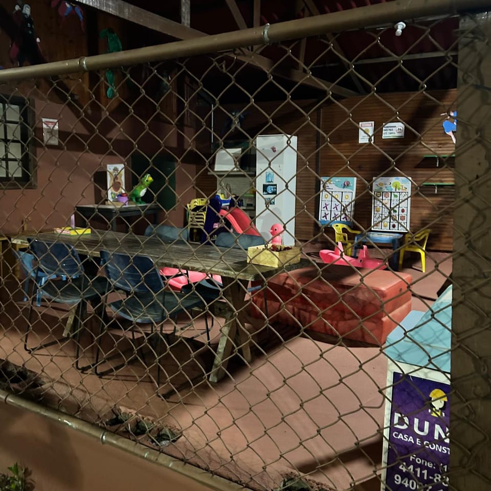 Chalé com PISCINA Privativa, com 2 QUARTOS, ESTACIONAMENTO em Condomínio com PORTARIA 24h, Sauna, Quadras, 3 PISCINAS no condomínio, Pesca e Parquinho Infantil - SmarTV na sala de estar, TV na área CHURRASQUEIRA, Wi-Fi e Cozinha Completa Chalet in Atibaia