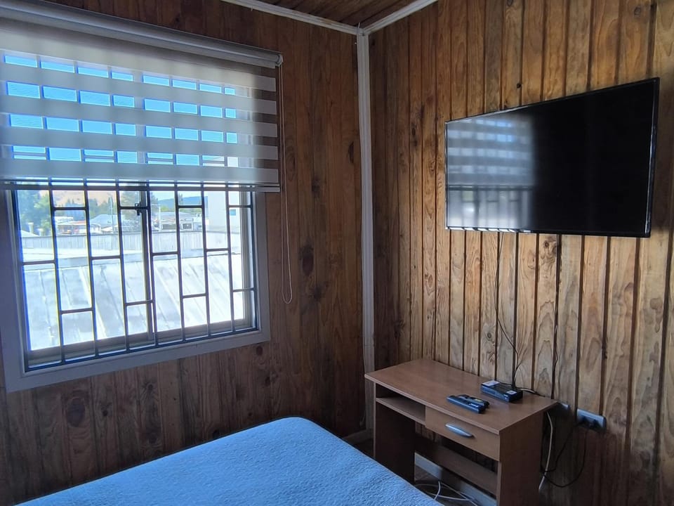 Bed, TV and multimedia, Bedroom
