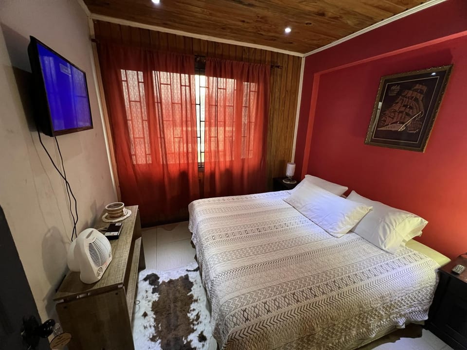 Bed, TV and multimedia, Photo of the whole room, Bedroom