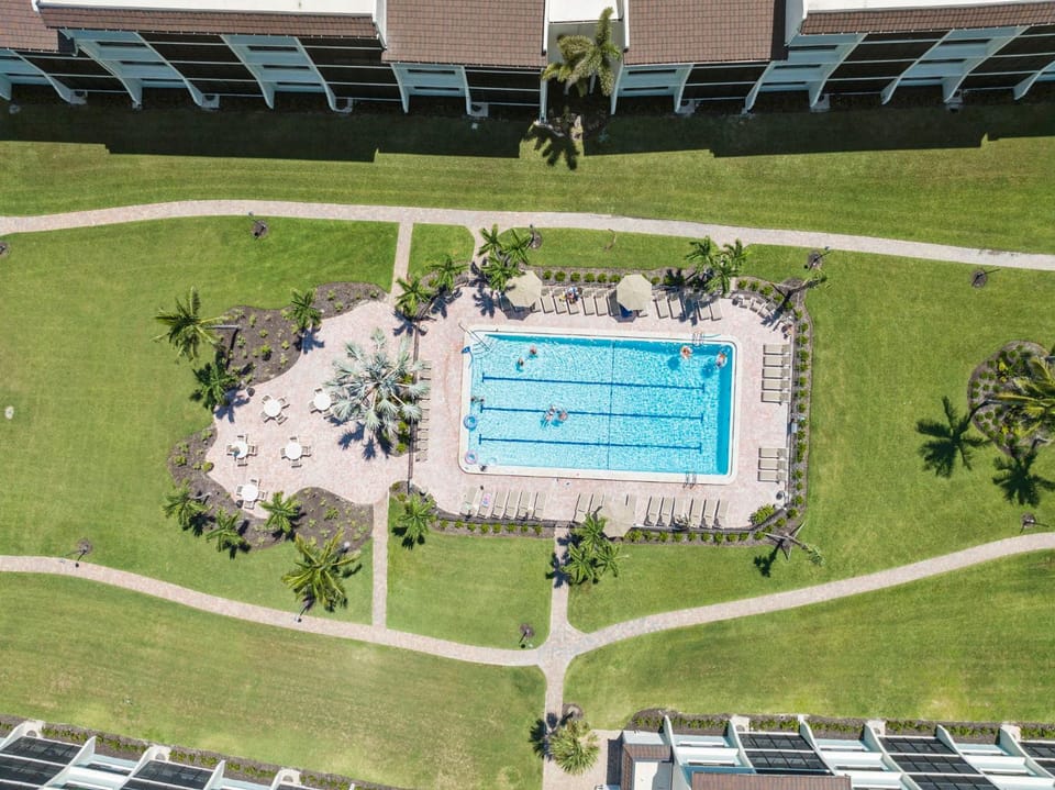 3rd-Floor Corner Unit w Gulf Views Heated Pool House in Sanibel Island